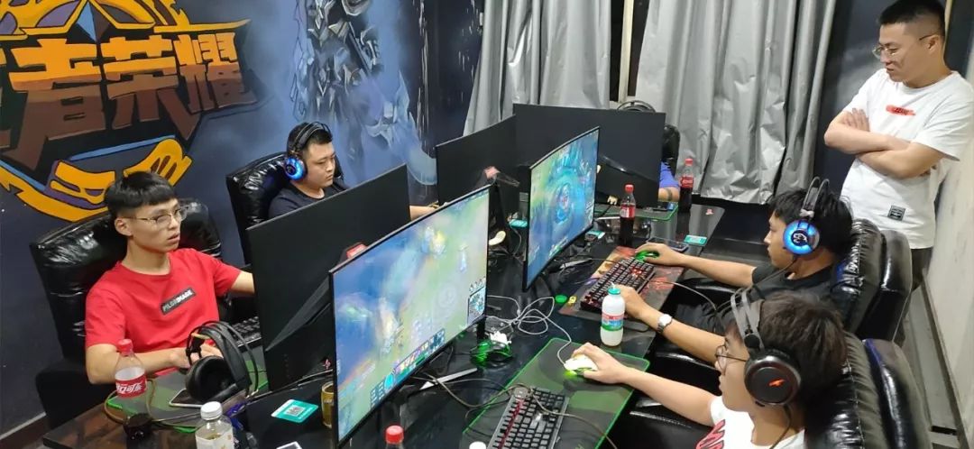 均可从中受 均可从中受