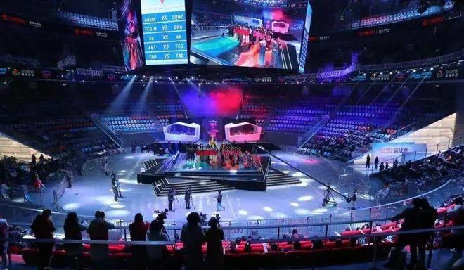 心诚则灵？多名球迷身着国足球衣，前往杭州灵隐寺拜观音菩萨.